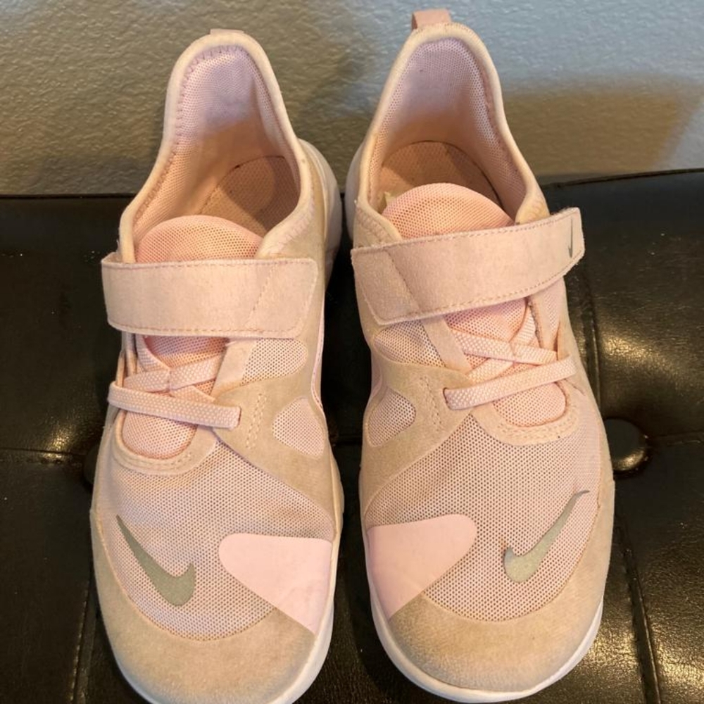 Nike tennis shoes for girls